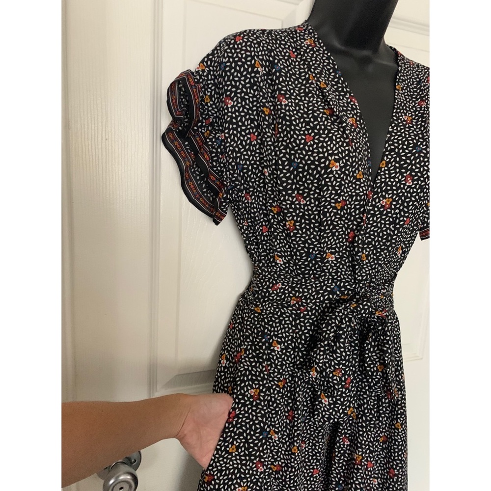 Max Studio multi colored belted dress w/ pockets!